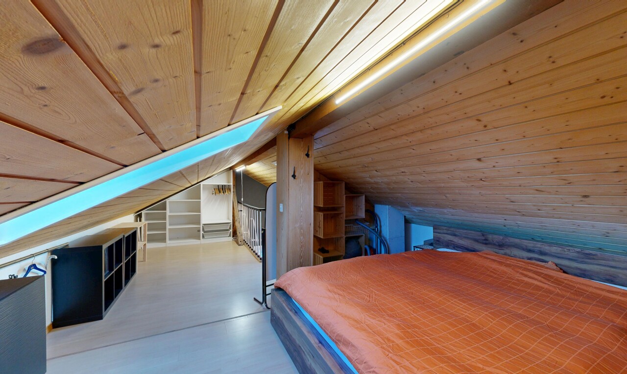 chambre avec plafond en bois, wood ceiling, inside property, plafond bas, et low ceiling