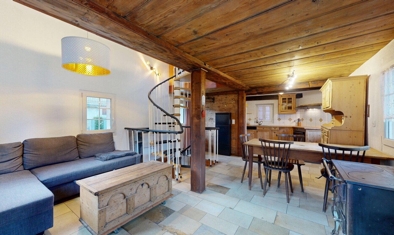 salon / salle à manger avec escaliers, lumière naturelle, natural light, plafond en bois, et wood ceiling