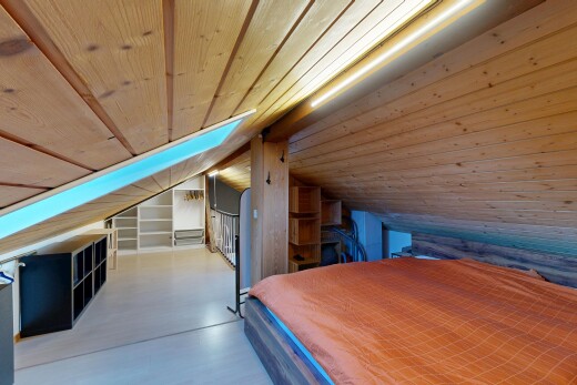chambre avec plafond en bois, wood ceiling, inside property, plafond bas, et low ceiling