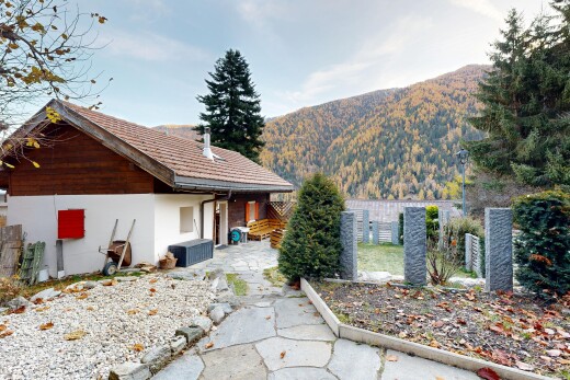 façade avec clôture, property visible, vue sur la montagne, mountain view, et terrasse