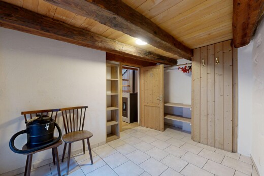 salle à manger avec plafond à poutres, beamed ceiling, inside property, sol en carrelage, et tile floor