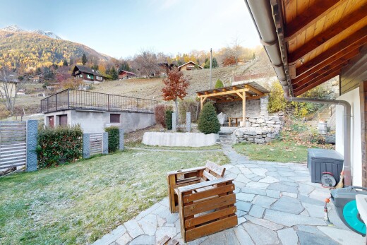 jardin avec terrasse, from property, day time, pelouse, et vue sur la montagne