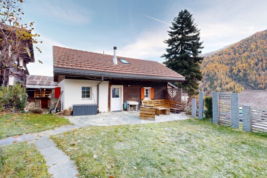façade avec pelouse, terrasse, property visible, clôture, et bardage en stuc