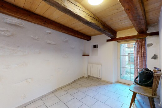 pièce vide avec lumière naturelle, natural light, plafond en bois, wood ceiling, et radiateur