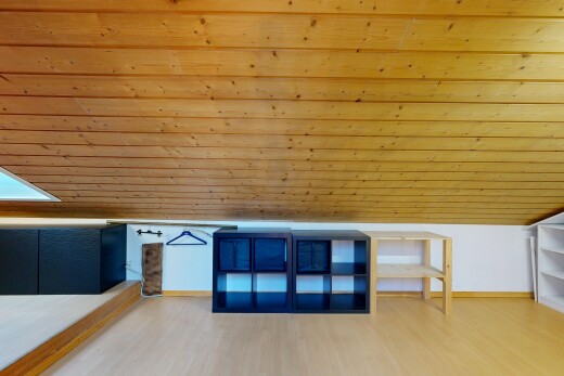 cuisine avec inside property, sol en finition bois, wood finish floor, plafond voûté, et vaulted ceiling