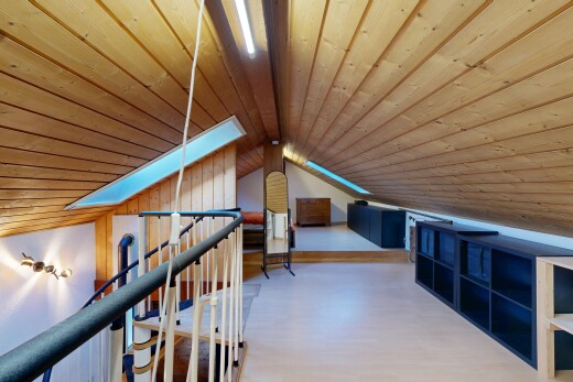 escaliers avec mezzanine, plafond en bois, wood ceiling, inside property, et plafond cathédrale