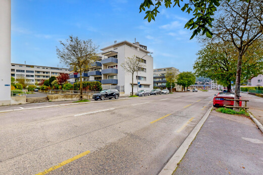 außenansicht mit parkplatz