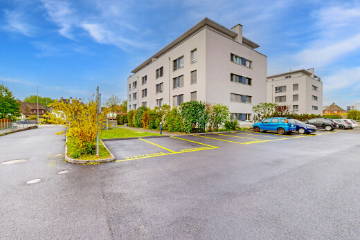 außenansicht mit parkplatz