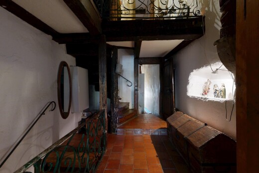 halle / korridor mit inside property, fliesenboden, tile floor, gipskartonwand, und drywall