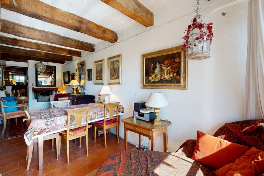 wohn- / esszimmer mit balkendecke, beamed ceiling, inside property, gipskartonwand, und drywall