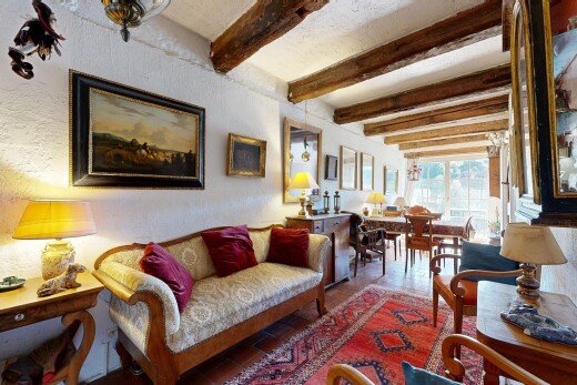 wohn- / esszimmer mit balkendecke, beamed ceiling, inside property, natürliches licht, und natural light