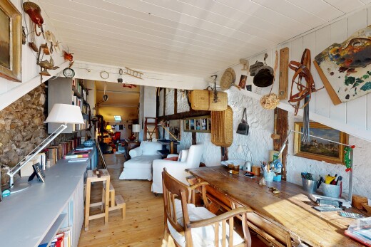 wohn- / esszimmer mit inside property, holzfußboden, wood finish floor, natürliches licht, und natural light