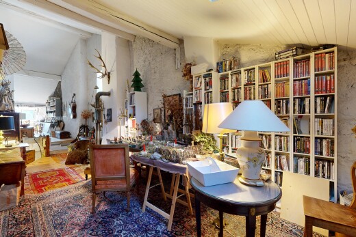 wohnzimmer mit inside property, dachschräge, vaulted ceiling, balkendecke, und beamed ceiling