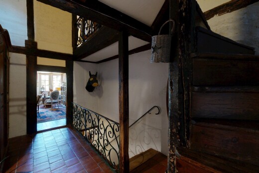 treppe mit natürliches licht, natural light, inside property, fliesenboden, und tile floor