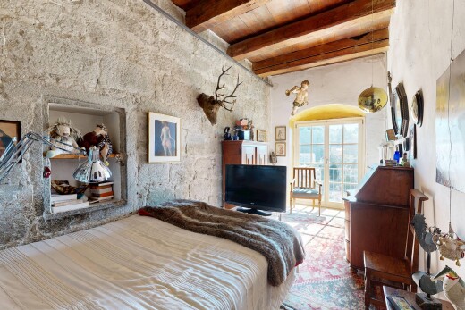 zimmer / schlafzimmer mit balkendecke, beamed ceiling, fernseher, natürliches licht, und natural light