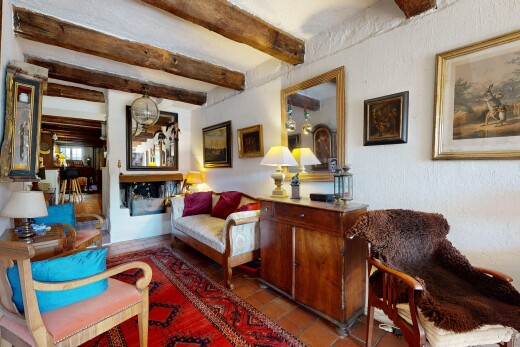 wohnzimmer mit balkendecke, beamed ceiling, inside property, kamin, und fliesenboden