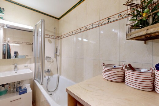 bad mit kombiniertes bad / dusche, spiegel, inside property, komplettes badezimmer, und fliesenwand