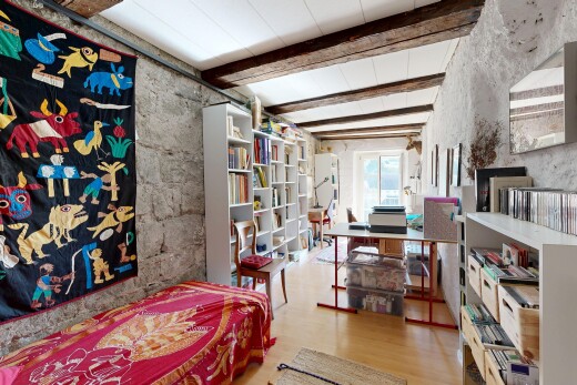 zimmer / schlafzimmer mit balkendecke, beamed ceiling, inside property, steinwand, und stone wall