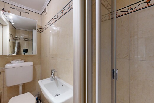 bad mit spiegel, inside property, toilette, fliesenwand, und tile wall