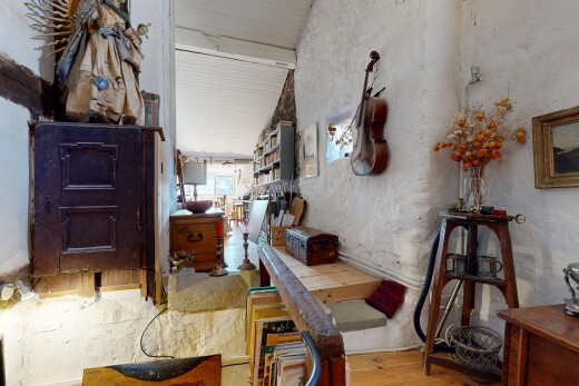halle / korridor mit dachschräge, vaulted ceiling, inside property, holzfußboden, und wood finish floor