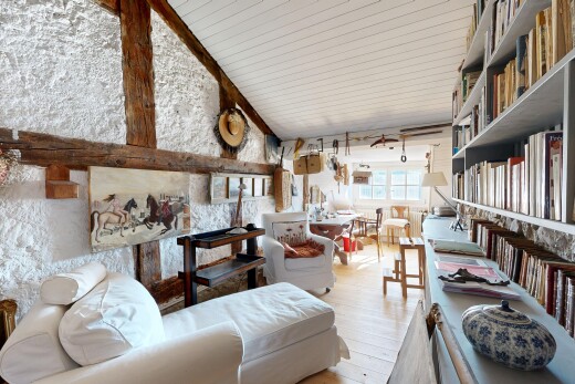 wohnzimmer mit dachschräge, vaulted ceiling, natürliches licht, natural light, und holzfußboden