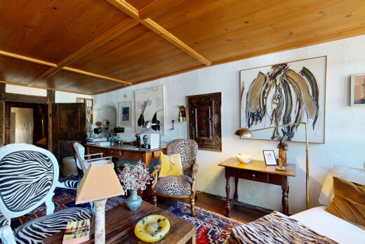 wohnzimmer mit inside property, holzdecke, wood ceiling, holzfußboden, und wood finish floor