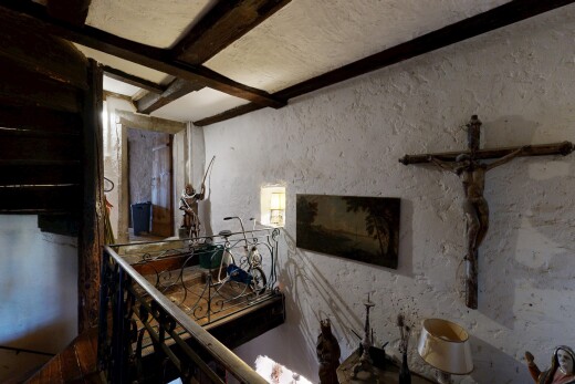 treppe mit inside property, strukturierte wand, textured wall, balkendecke, und beamed ceiling