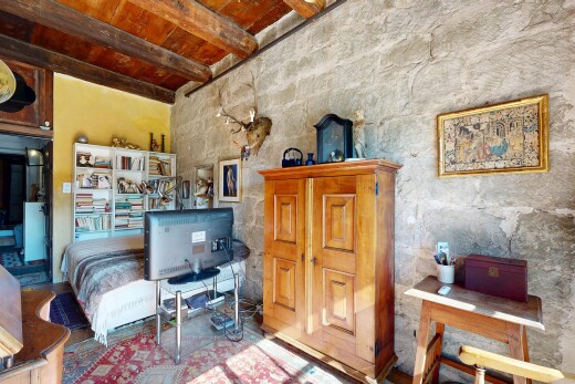 wohnzimmer mit balkendecke, beamed ceiling, inside property, fernseher, und holzdecke