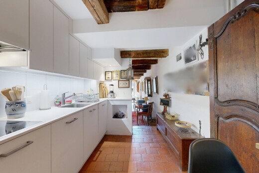 küche mit inside property, weiße schränke, arbeitsplatten, küchenrückwand beim herd, und küchenrückwand beim Herd