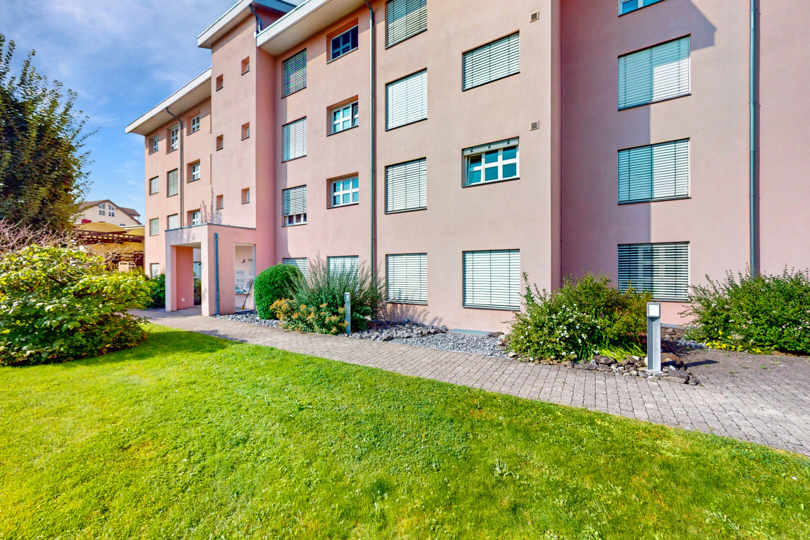 extérieur du bâtiment avec property visible, vue sur le complexe d'appartements, et apartment complex view
