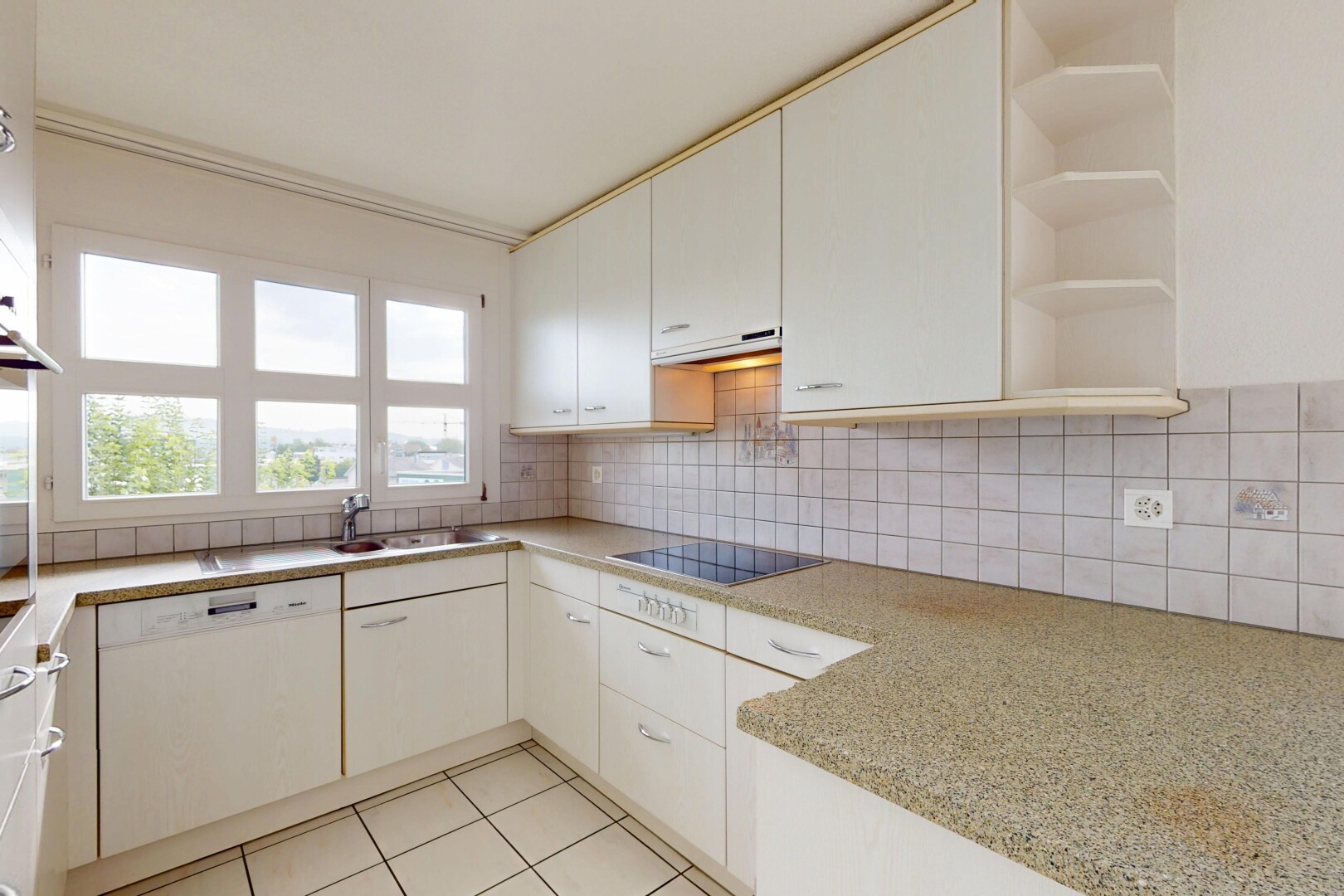 cuisine avec étagères ouvertes, lumière naturelle, natural light, dosseret, et backsplash