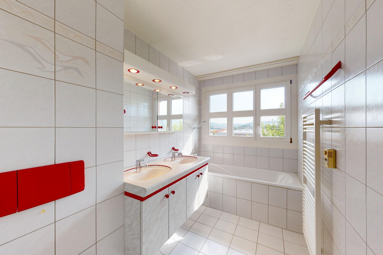 salle de bains avec tile wall, mur en carrelage, salle de bain complète, miroir, et tile floor