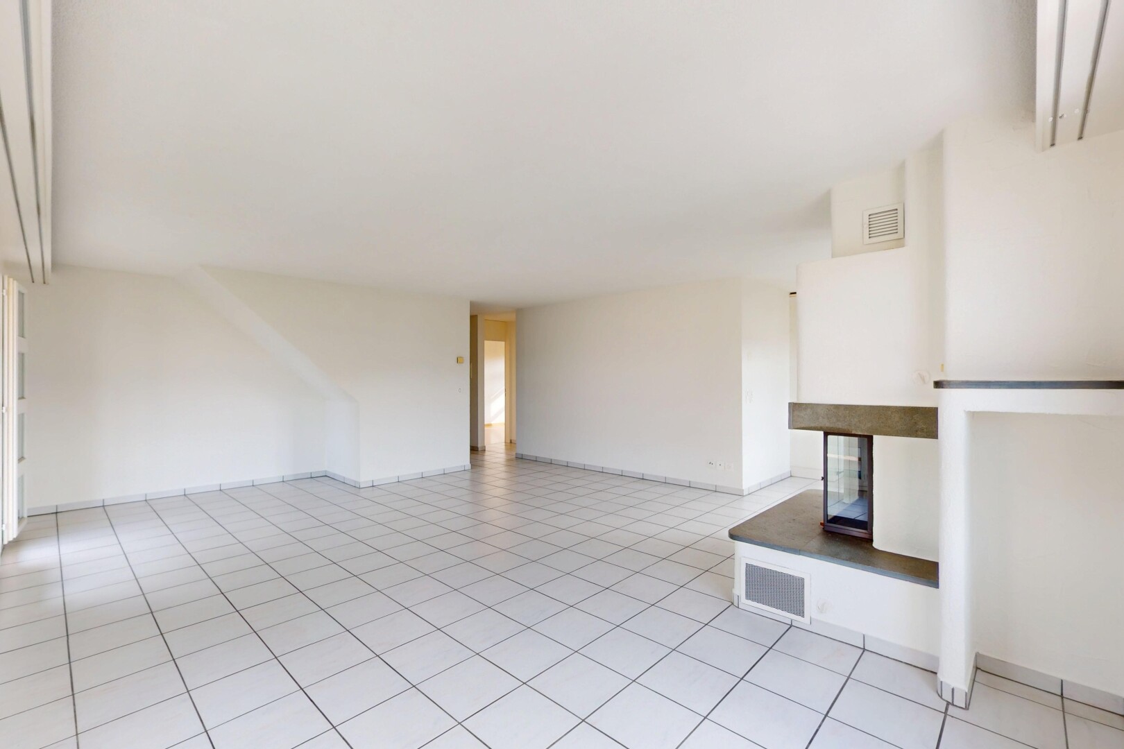 pièce vide avec cloison sèche, drywall, inside property, sol en carrelage, et tile floor