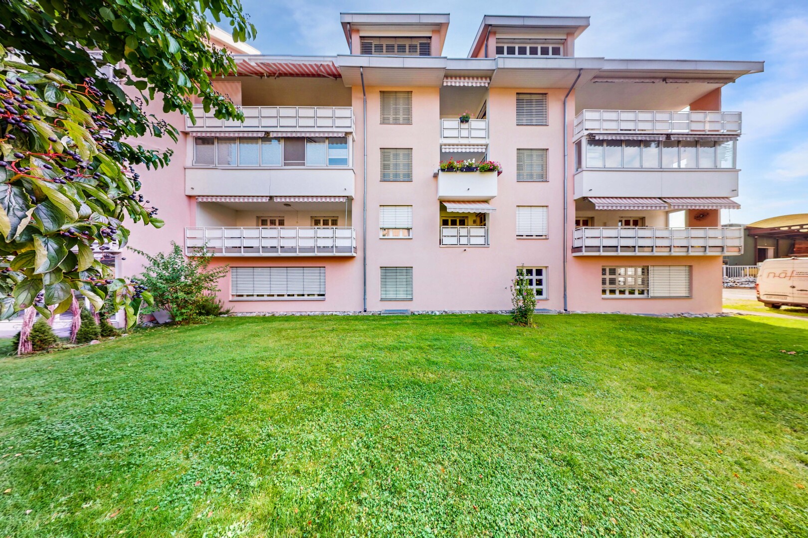 extérieur du bâtiment avec day time et property visible