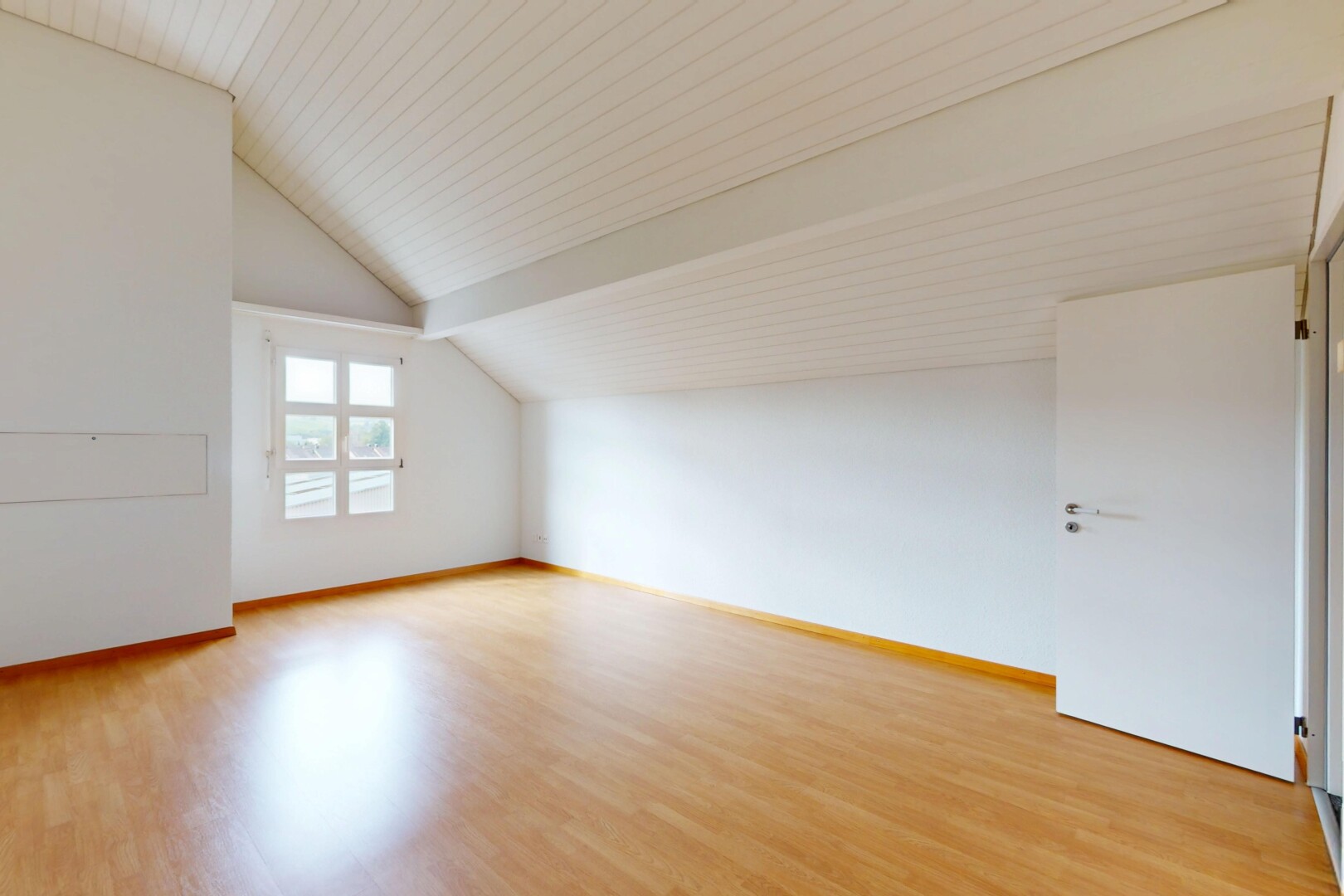 pièce vide avec natural light, lumière naturelle, pièce supplémentaire, drywall, et cloison sèche