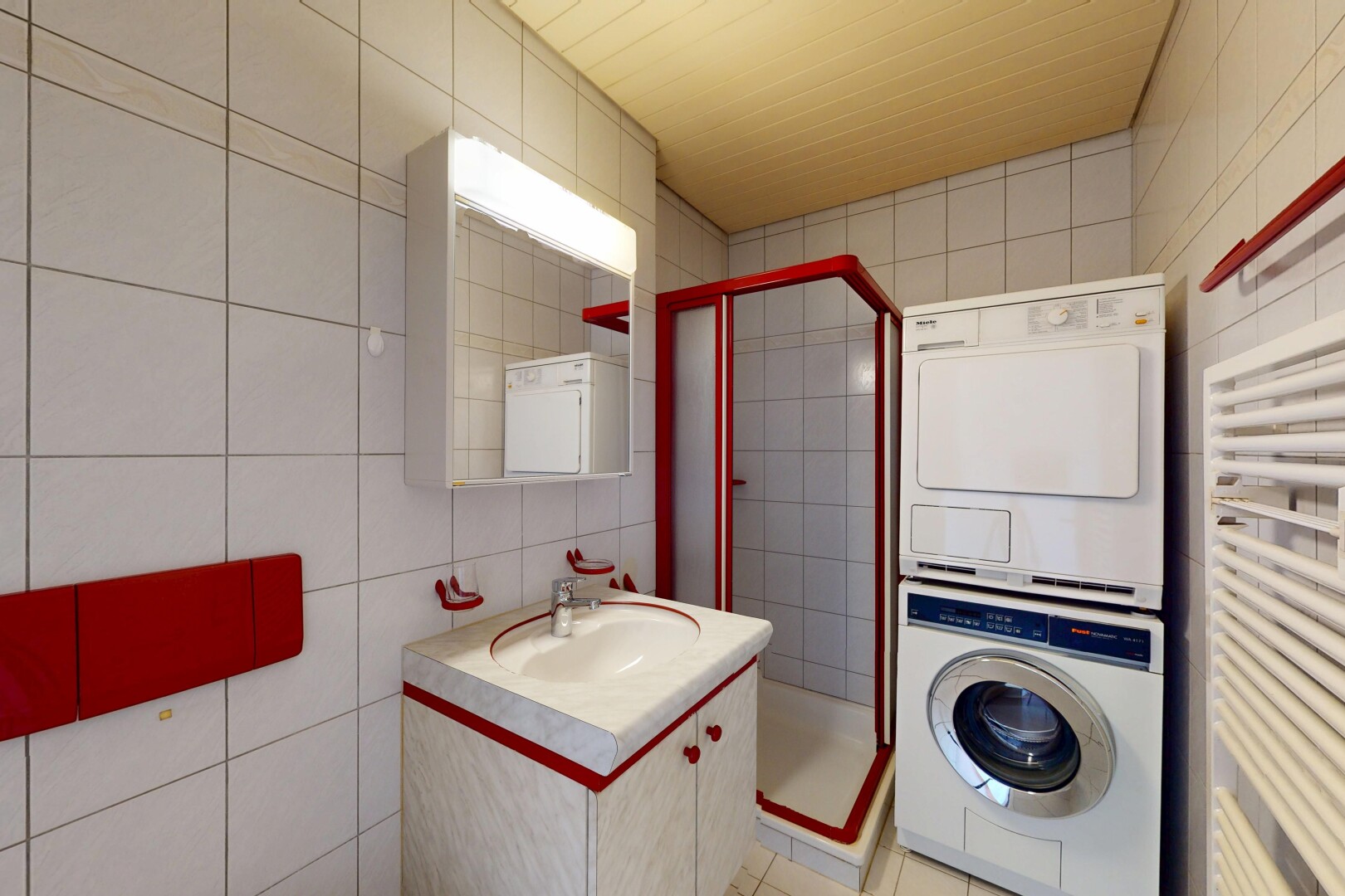 salle de bains avec mur en carrelage, tile wall, inside property, douche, et salle de bain complète