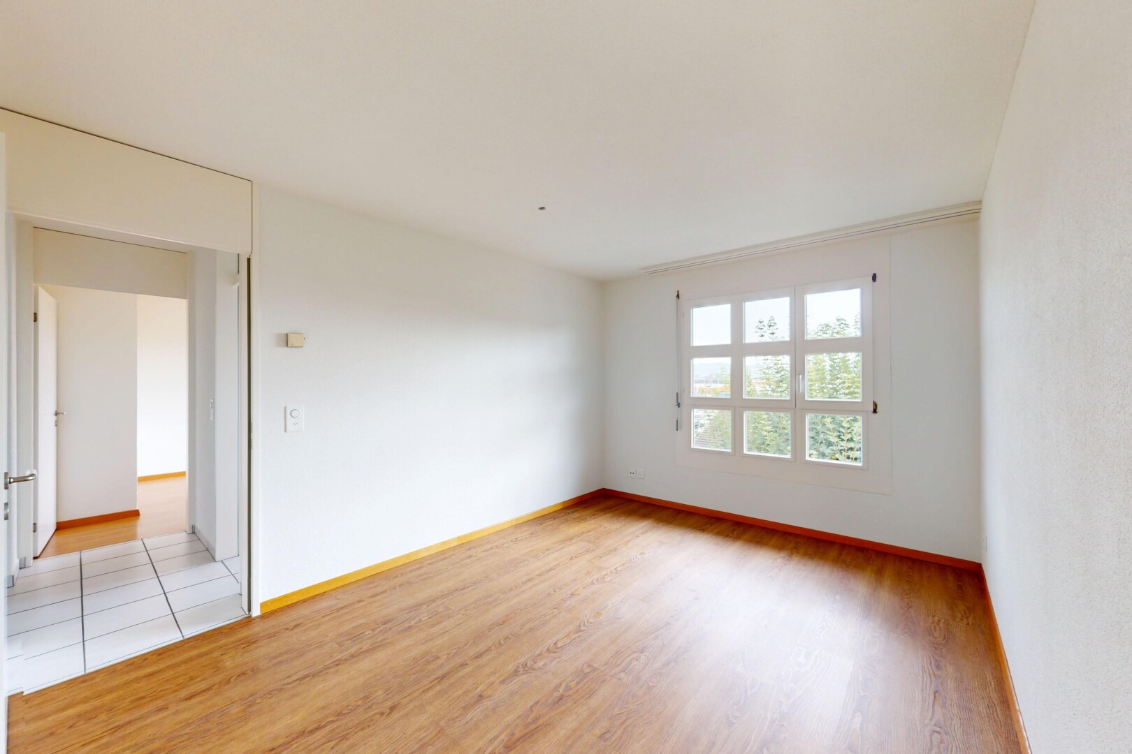 pièce vide avec sol en finition bois, wood finish floor, lumière naturelle, natural light, et inside property