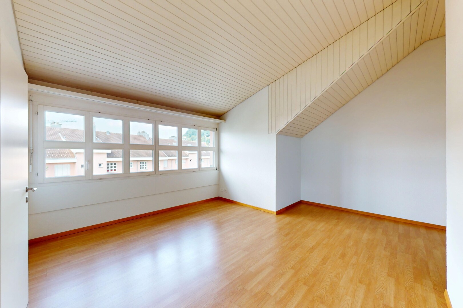 pièce vide avec inside property, natural light, lumière naturelle, wood finish floor, et sol en finition bois