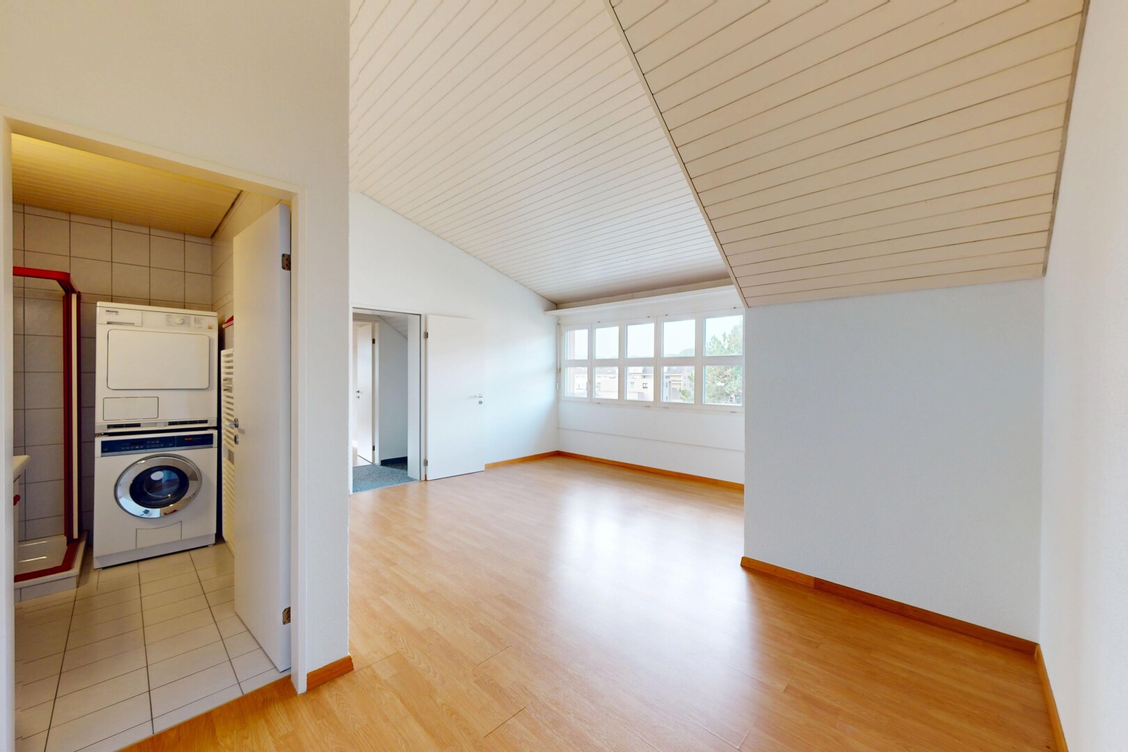 pièce vide avec sol en finition bois, wood finish floor, cloison sèche, drywall, et lumière naturelle