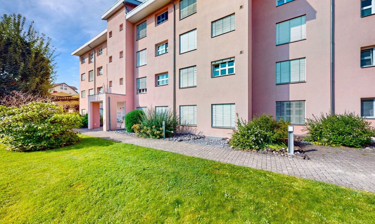 extérieur du bâtiment avec property visible, vue sur le complexe d'appartements, et apartment complex view