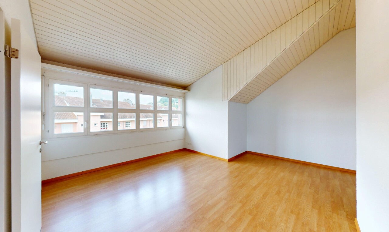 pièce vide avec inside property, natural light, lumière naturelle, wood finish floor, et sol en finition bois