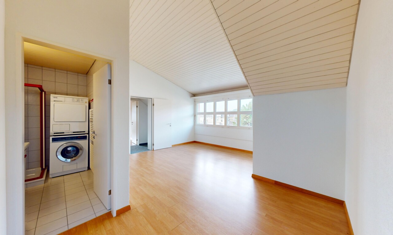 pièce vide avec sol en finition bois, wood finish floor, cloison sèche, drywall, et lumière naturelle