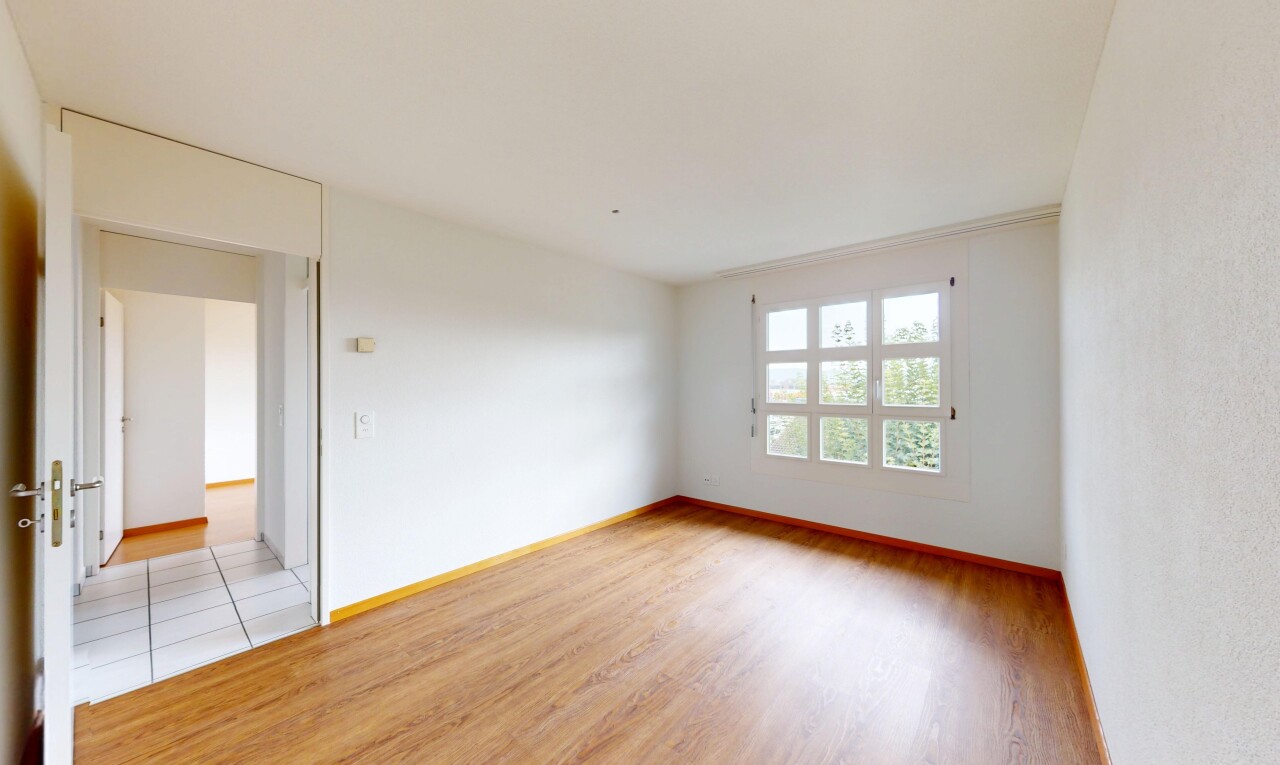pièce vide avec sol en finition bois, wood finish floor, lumière naturelle, natural light, et inside property