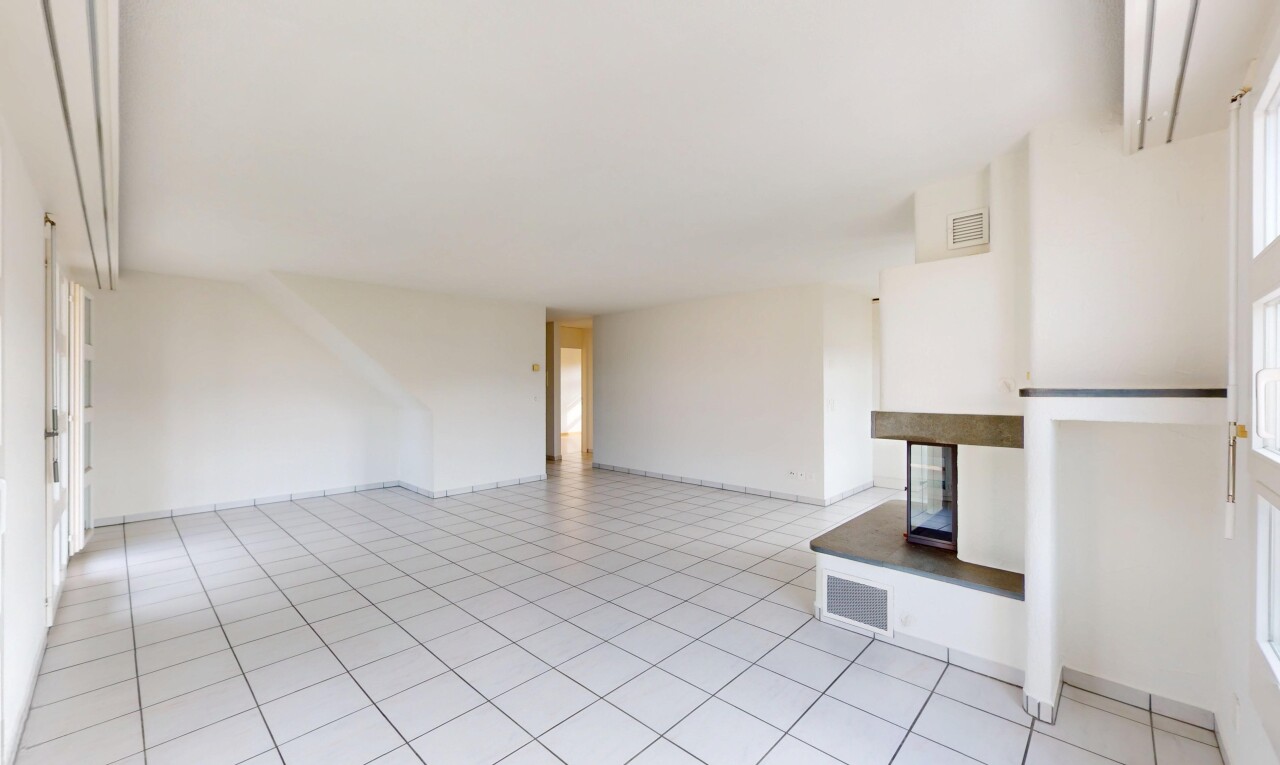 pièce vide avec cloison sèche, drywall, inside property, sol en carrelage, et tile floor
