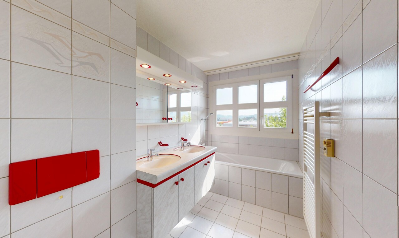 salle de bains avec tile wall, mur en carrelage, salle de bain complète, miroir, et tile floor