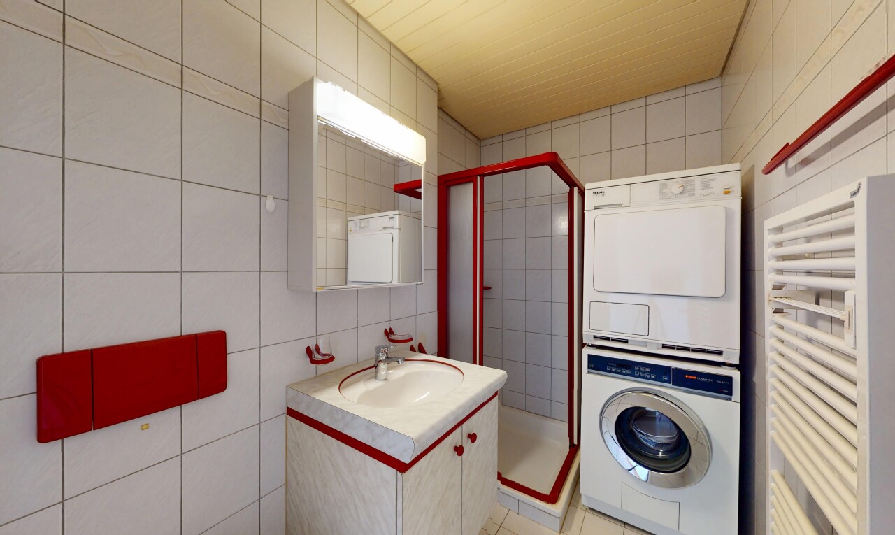 salle de bains avec mur en carrelage, tile wall, inside property, douche, et salle de bain complète