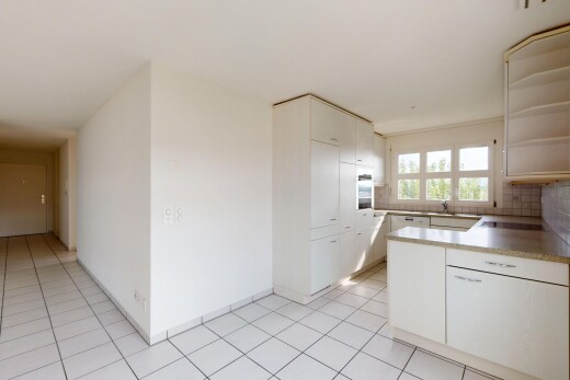 küche mit küchentheke, natürliches licht, natural light, inside property, und weiße schränke