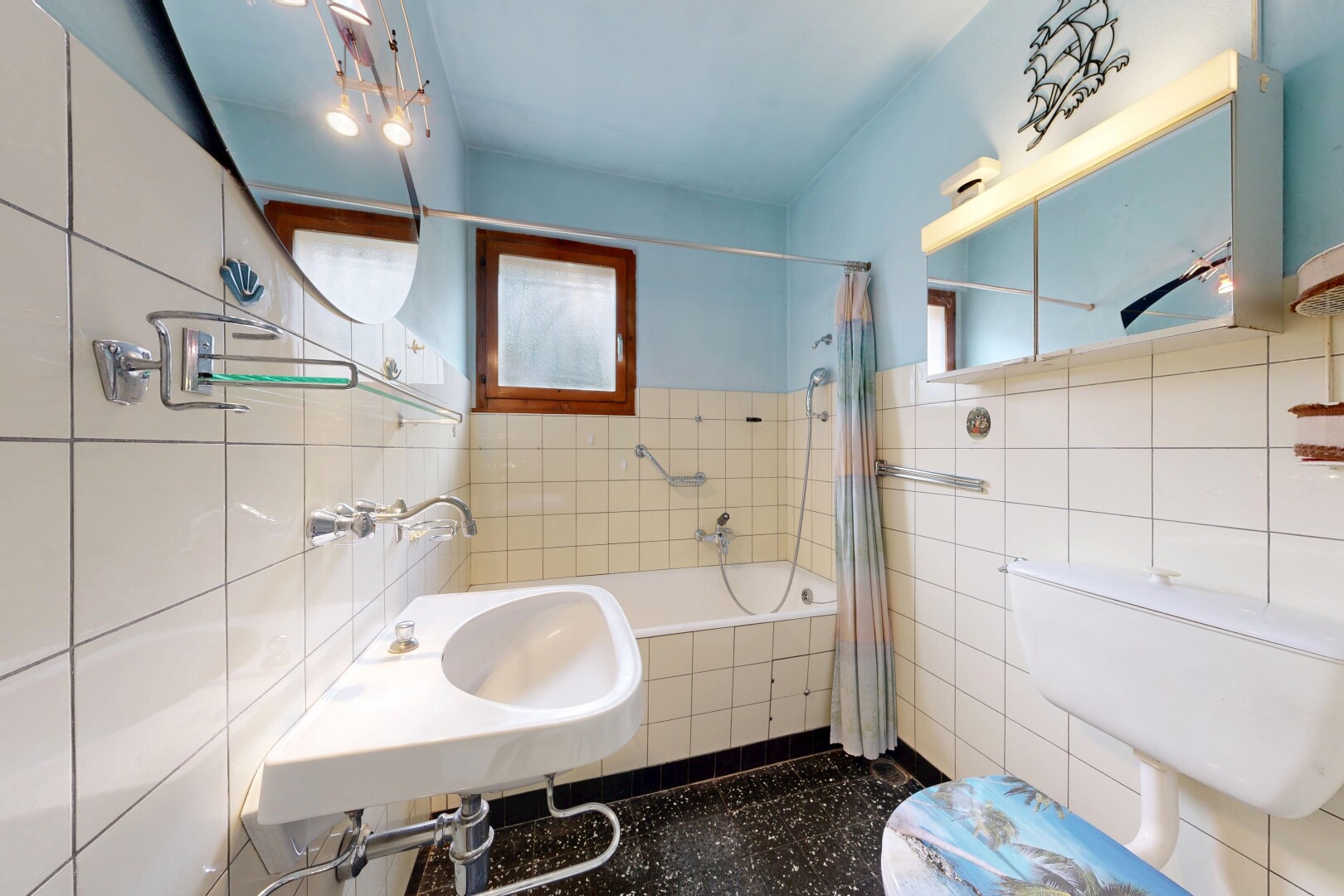 salle de bains avec miroir, mur en carrelage, tile wall, salle de bain complète, et toilette