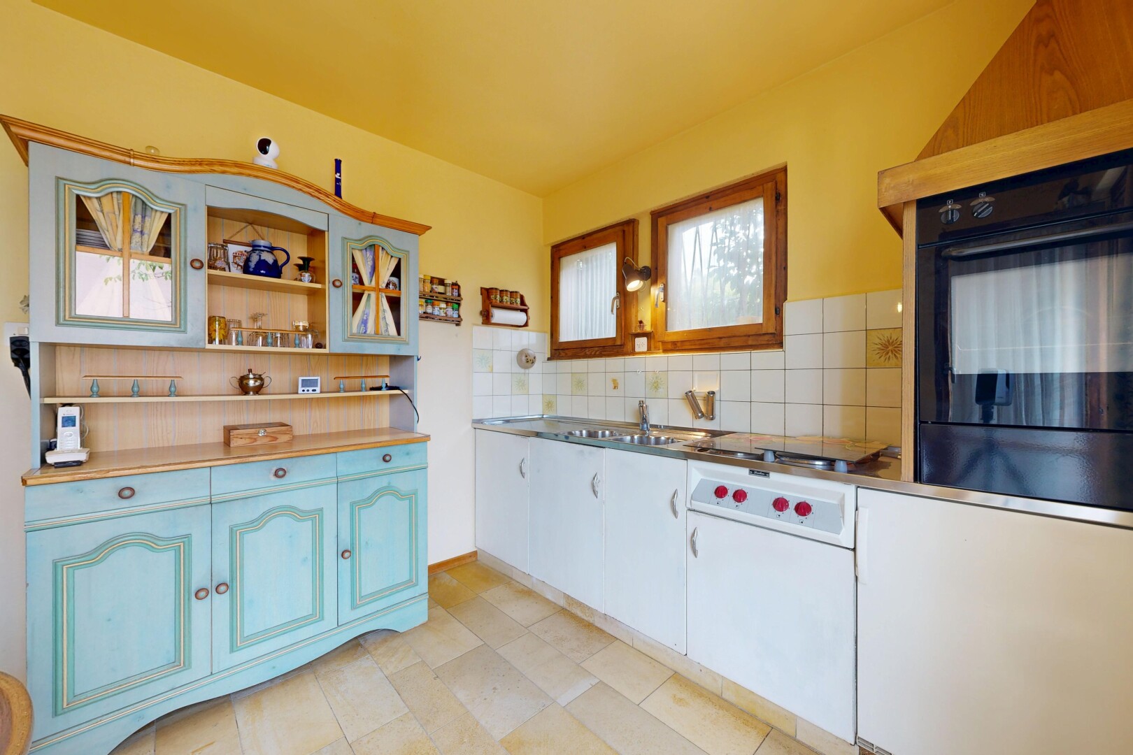cuisine avec dosseret, backsplash, light floor, open shelves, et étagères ouvertes