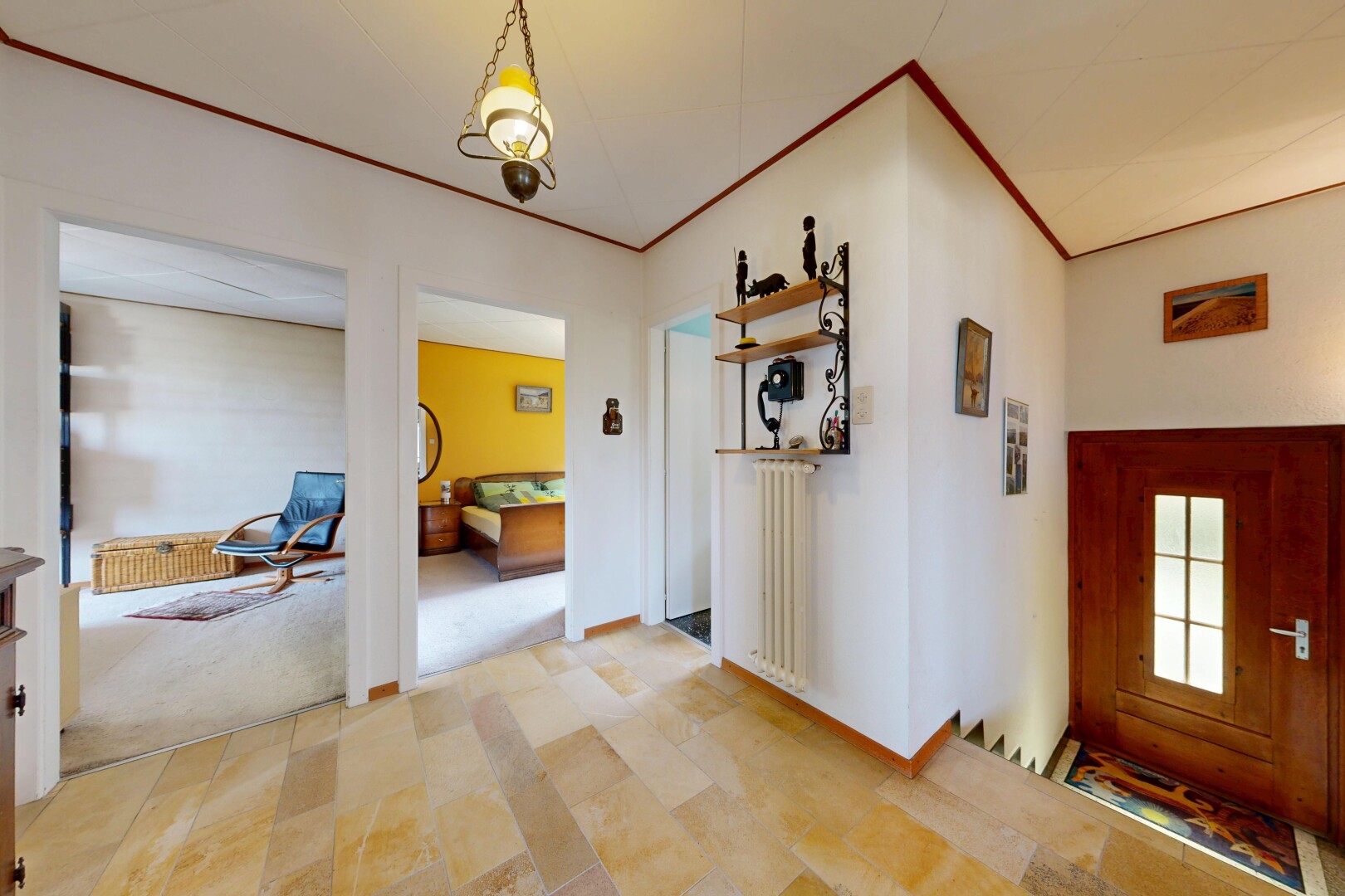 couloir avec drywall, cloison sèche, crown molding, moulures, et inside property